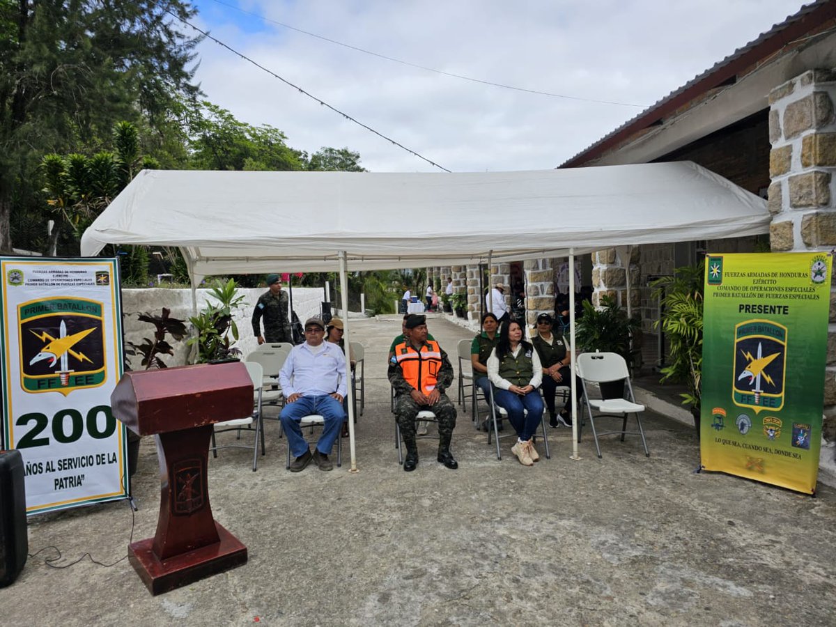 #BrigadaMédicaFranciscoMorazán
#FFAA a través del Primer Batallon de Fuerzas Especiales, dieron inicio a la #BrigadaMédica en las instalaciones del Centro de Educación Básica, Álvaro Contreras ubicado en Cedros, Francisco Morazán.

Durante la jornada, la población recibirá