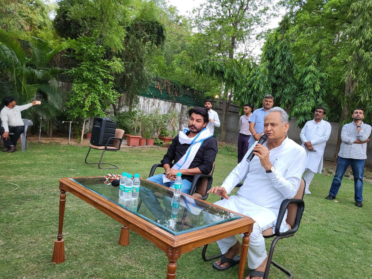 withabhinsui's tweet photo. आज आदरणीय जननायक अशोक गहलोत जी के आवास पर कांग्रेस परिवार झोटवाड़ा के प्रतिनिधिमंडल के साथ शिष्टाचार भेंट कर सार्थक चर्चा एवं मार्गदर्शन प्राप्त किया। 
@ashokgehlot51 https://t.co/Fd65Uzv9Rc