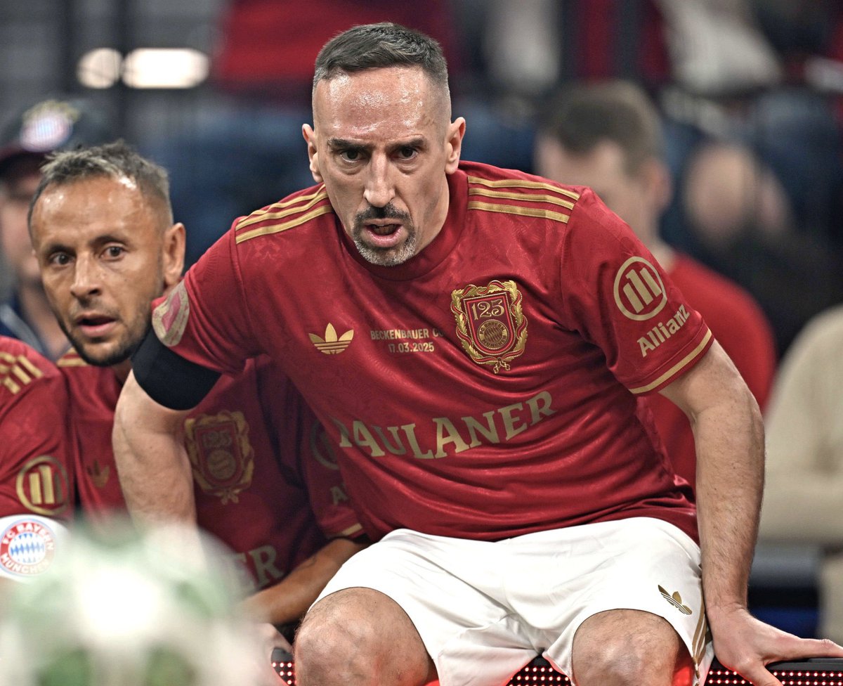 _BeFootball's tweet photo. 🚨🚨 𝗥𝗜𝗕𝗘́𝗥𝗬 🇫🇷 𝗥𝗘́𝗣𝗢𝗡𝗗 𝗔𝗨𝗫 𝗣𝗥𝗢𝗣𝗢𝗦 𝗗𝗘 𝗖𝗥𝟳 🇵🇹, 𝗤𝗨𝗜 𝗗𝗜𝗧 𝗤𝗨𝗘 𝗟𝗘 𝗕𝗔𝗟𝗟𝗢𝗡 𝗗’𝗢𝗥 𝗗𝗢𝗜𝗧 𝗥𝗘𝗩𝗘𝗡𝗜𝗥 𝗔̀ 𝗨𝗡 𝗝𝗢𝗨𝗘𝗨𝗥 𝗔𝗬𝗔𝗡𝗧 𝗚𝗔𝗚𝗡𝗘́ 𝗟𝗔 𝗟𝗗𝗖 🌕😳😳:

« Donc tu as besoin de la Ligue des Champions pour remporter le Ballon d’Or ? 🤣🤣🤣 »

Pour rappel, Ronaldo avait gagné le Ballon d’Or 2013 devant Ribéry… sans avoir gagné la LDC cette année-là. 

(IG)