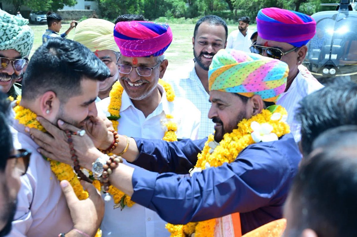 Vidhansabha Tak (@vidhansabhatak) on Twitter photo नेताजी के आने से राजस्थान का तापमान बढ़ गया है 🔥शिव विधायक रविन्द्र सिंह भाटी ओर बृजभूषण शरण सिंह यूपी वाले 🔥
<a href="/RavindraBhati__/">Ravindra Singh Bhati</a>
<a href="/b_bhushansharan/">BrijBhushan Sharan Singh</a> नेताजी के आने से राजस्थान का तापमान बढ़ गया है 🔥शिव विधायक रविन्द्र सिंह भाटी ओर बृजभूषण शरण सिंह यूपी वाले 🔥
<a href="/RavindraBhati__/">Ravindra Singh Bhati</a>
<a href="/b_bhushansharan/">BrijBhushan Sharan Singh</a>