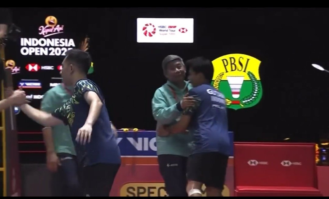 imvvh0's tweet photo. Huaaaaaa coach naga api 😭😭😭 #IndonesiaOpen2025 https://t.co/C7QrXOuvsF