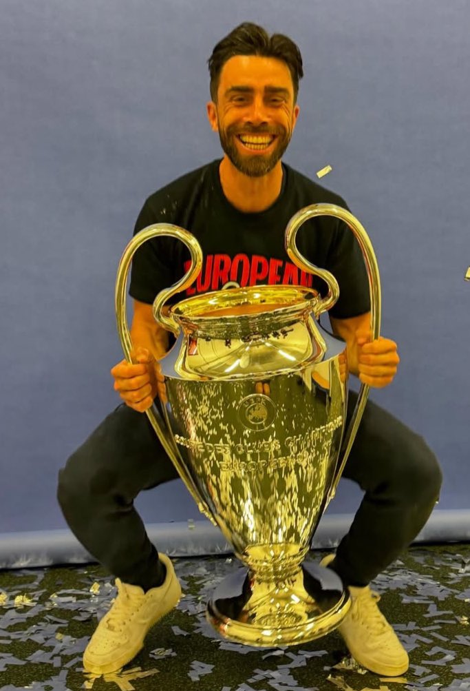 fillkd's tweet photo. [ثريد] رافا بول، مساعد وعقل لويس إنريكي المدبر 🧠

من هو هذا العبقري والذراع اليمنى لإنريكي؟ طريقته، نهجه "العلمي" في كرة القدم، يملك دكتوراه في علوم النشاط البدني، وأكثر بكثير...

بعد قراءة هذا الثريد، ستدركون لماذا يُعتبر الذراع الأيمن للوتشو. https://t.co/bDnPbrrZ7r