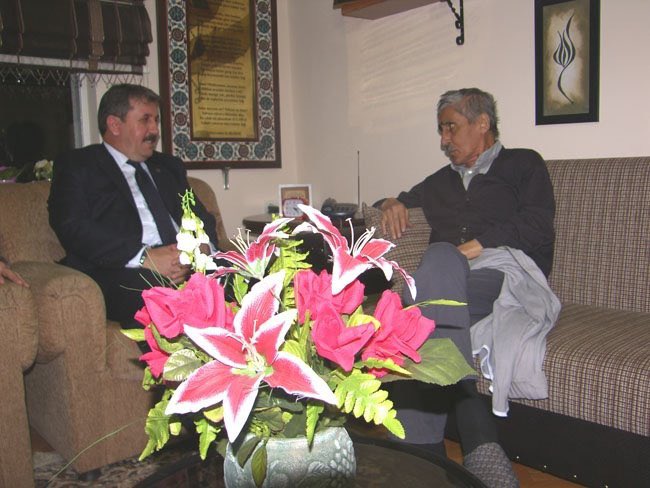 “Yollar uzun, yollar ince
Yol kısalır aşk gelince
Yat kurban ol İsmail’ce
Bıçak senden incinmesin.”

Vefatının 13. Sene-i devriyesinde Büyük Birlik Partimizin kurucularından, söz, yazı ve şiirleriyle ilay-ı kelimetullah davasına güç veren merhum Abdurrahim Karakoç ağabeyi