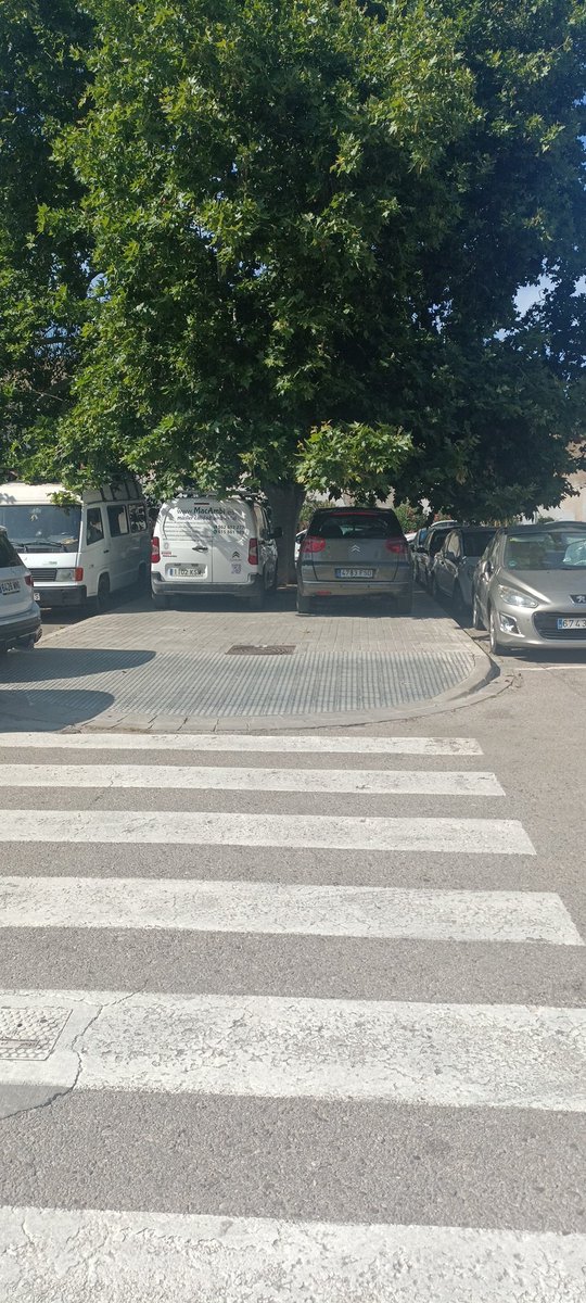 LordCornucopia's tweet photo. @policialocalvlc Empieza la temporada de piscina y también la de aparcar donde a uno le da la real gana. Todos los veranos igual... Fotos tomadas en la calle Escriptor Joan Fuster, al lado de la piscina del parque del oeste. Lo publico aquí porque el teléfono no lo cogen. https://t.co/E6XJbFWuqz