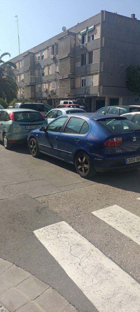 LordCornucopia's tweet photo. @policialocalvlc Empieza la temporada de piscina y también la de aparcar donde a uno le da la real gana. Todos los veranos igual... Fotos tomadas en la calle Escriptor Joan Fuster, al lado de la piscina del parque del oeste. Lo publico aquí porque el teléfono no lo cogen. https://t.co/E6XJbFWuqz