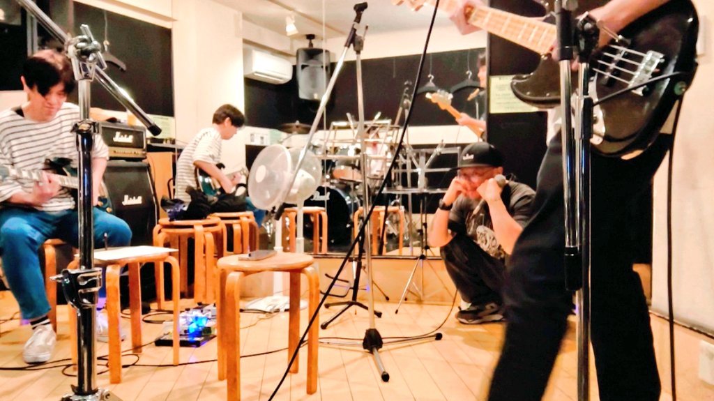 u_chibi12's tweet photo. 今夜はギター、ベース、ボーカル、ドラム4人でスタジオ練習。スカパンクバンド、オリジナル曲を作ってくところ。とても良い曲になりそうな予感。今度、ホーン隊も一緒にスタジオ入る日までいっぱい頑張ろ。楽しかったー、ありがとうございました!#chipperjunkrat https://t.co/gA9eMqiwZn