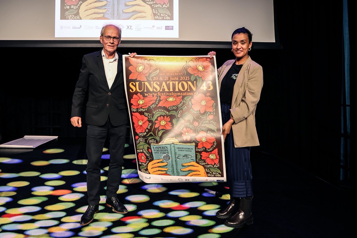 ‘Sunsation in Denieuwebibliotheek’ in Almere was met documentaire ‘Ode aan de  zon’ van  Elisabeth vanLeeuwen.Ik reikte eerste exemplaar van prachtige poster van <a href="/poeziefestival/">Festival Sunsation</a> Sunsation(Pieter Brouwer) uit aan spoken word dichter Sandy Bosmans.Ook bij Sunsation 43 20/21 juni