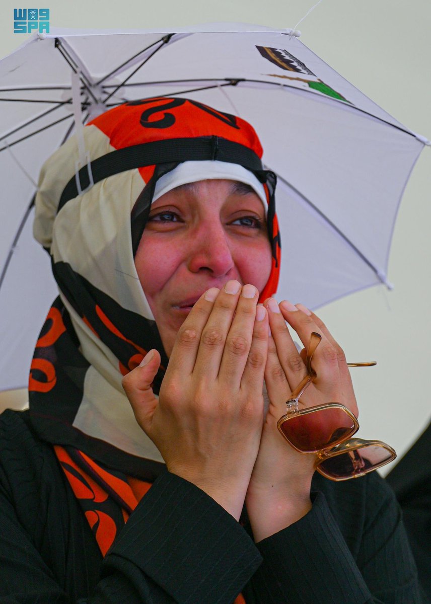 لحظات خشوع وابتهال للحجاج بعد رمي الجمرات في أول أيام التشريق dlvr.it/TLDKDH