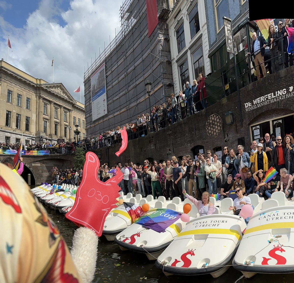 missmary364's tweet photo. #prideutrecht live vanuit mโn ouwe grachie ๐ฅฐ๐ฅฐ๐ฅฐ https://t.co/Io4ysur1B0