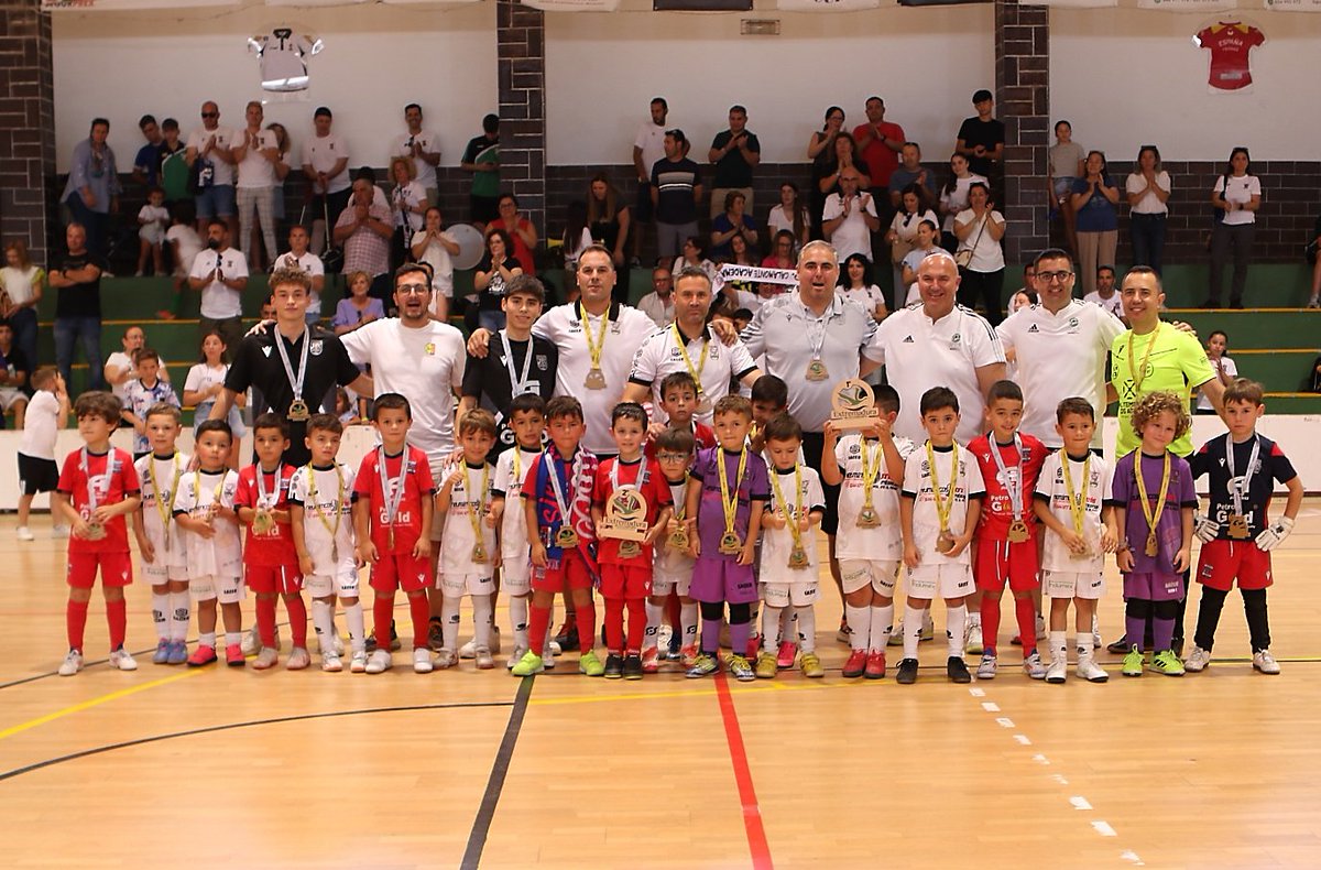 🎉🥇¡¡¡CAMPEONES!!!🥇 🎉

👏👏👏¡Enhorabuena <a href="/CDCAcademia2024/">C. D. CALAMONTE ACADEMIA</a>, 🏆CAMPEÓN DE EXTREMADURA Zagalín Fútbol Sala al imponerse 7-1 al <a href="/cddiocesano/">CD Diocesano</a> en la final regional disputada en 📍Almendralejo!

🫶¡Y muchas gracias a todos los equipos por acompañarnos en esta gran fiesta del fútbol