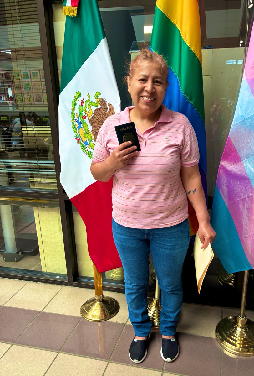 Después de 20 años sin identificaciones, hoy por fin pudimos tramitarle pasaporte y matrícula a esta connacional 🙌

¿Se imaginan una vida entera sin poder abrir cuenta de banco, rentar una casa, contratar luz o entrar a la escuela de tus hijos?