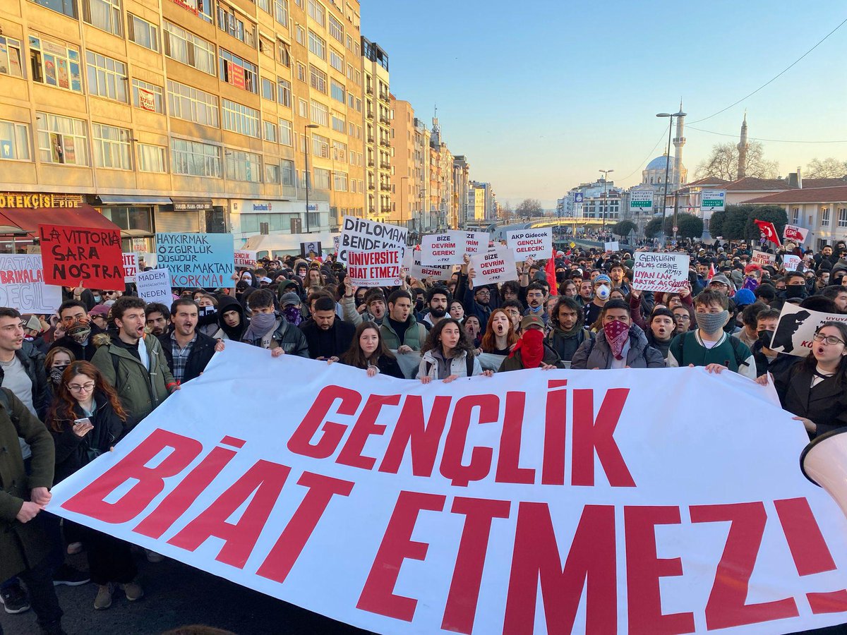 Yıldız Teknik Üniversitesinde geçen hafta başlayan süreçle birlikte, 19 Mart süreci sonrası eylemlere katılan en az 30 sıra arkadaşımıza okul yönetimi tarafından soruşturma açıldı. Açılan bu soruşturmaların bizleri yıldıracağını sananlara tekrardan hatırlatıyoruz: 

Öğrenci