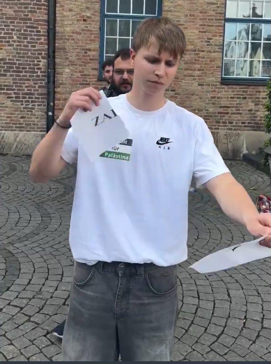Wenn man als linksradikaler Palästina-Aktivist bei einer Boykott-Aktion gegen westliche Produkte ein "Zara"-Zettel zerreisst und dabei ein Nike-Shirt trägt.

Weltklasse 🤩