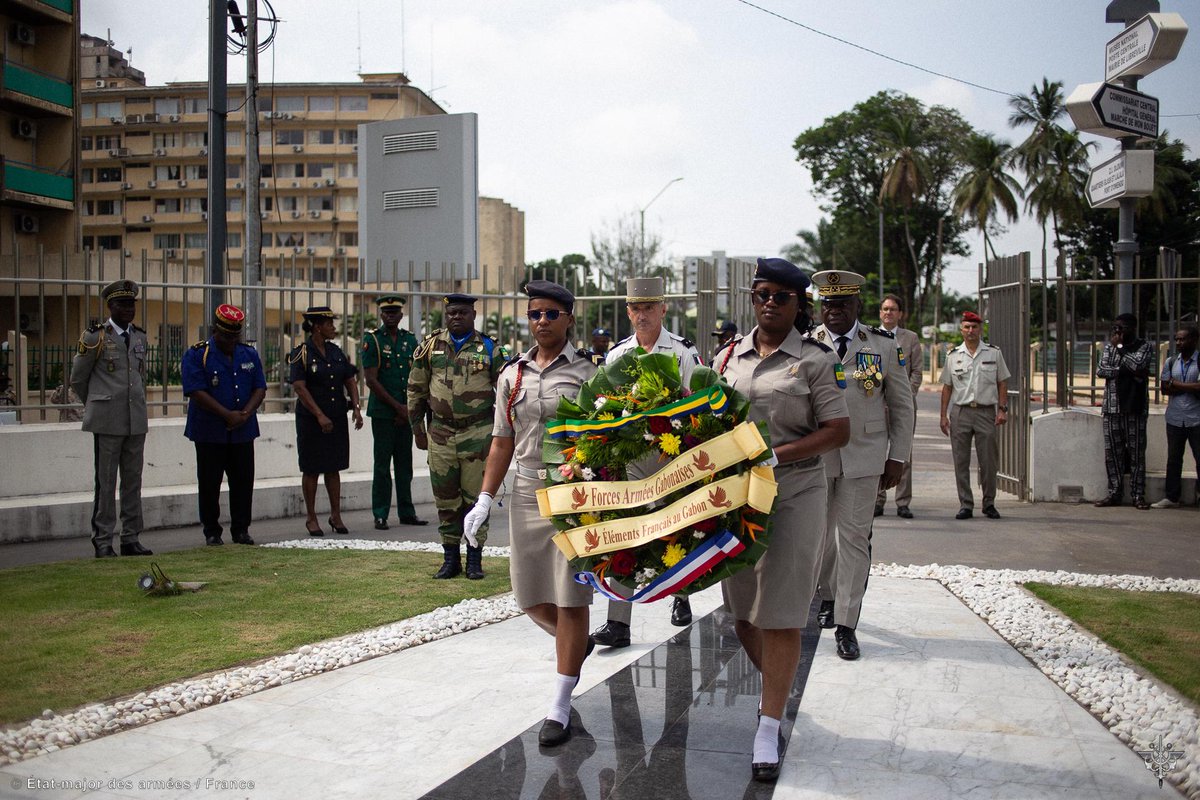 Émouvante cérémonie en mémoire  du sacrifice du CNE N'tchoréré, héros de la bataille de France en juin 1940, assassiné par l'envahisseur. La présence du SG du MinDef 🇬🇦, du CEMGFA du 🇬🇦 et du Général Despouys (EFG) est un témoignage éclatant de la fraternité d'armes entre 🇫🇷et🇬🇦