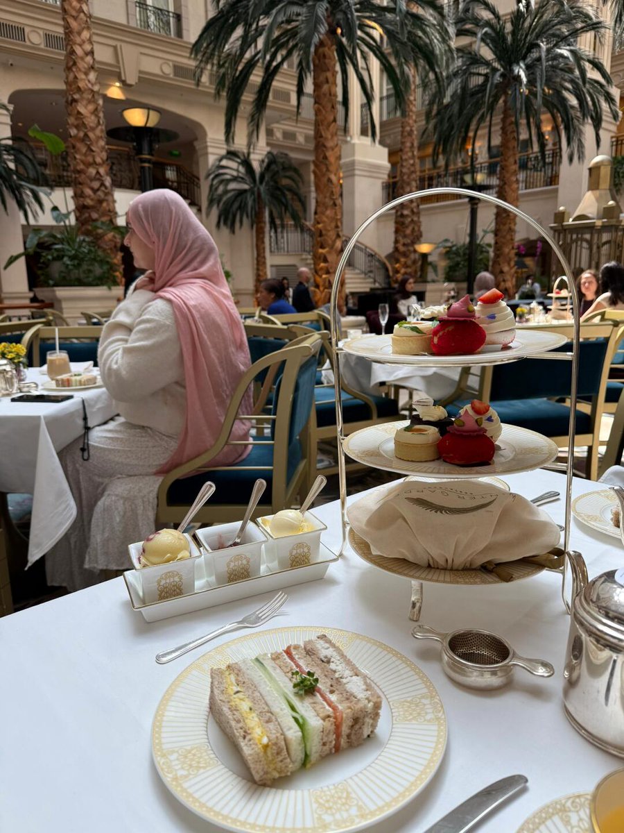 MarieDupont889's tweet photo. London Landmark Afternoon Tea ☕️ https://t.co/xRtc5qK3Wn