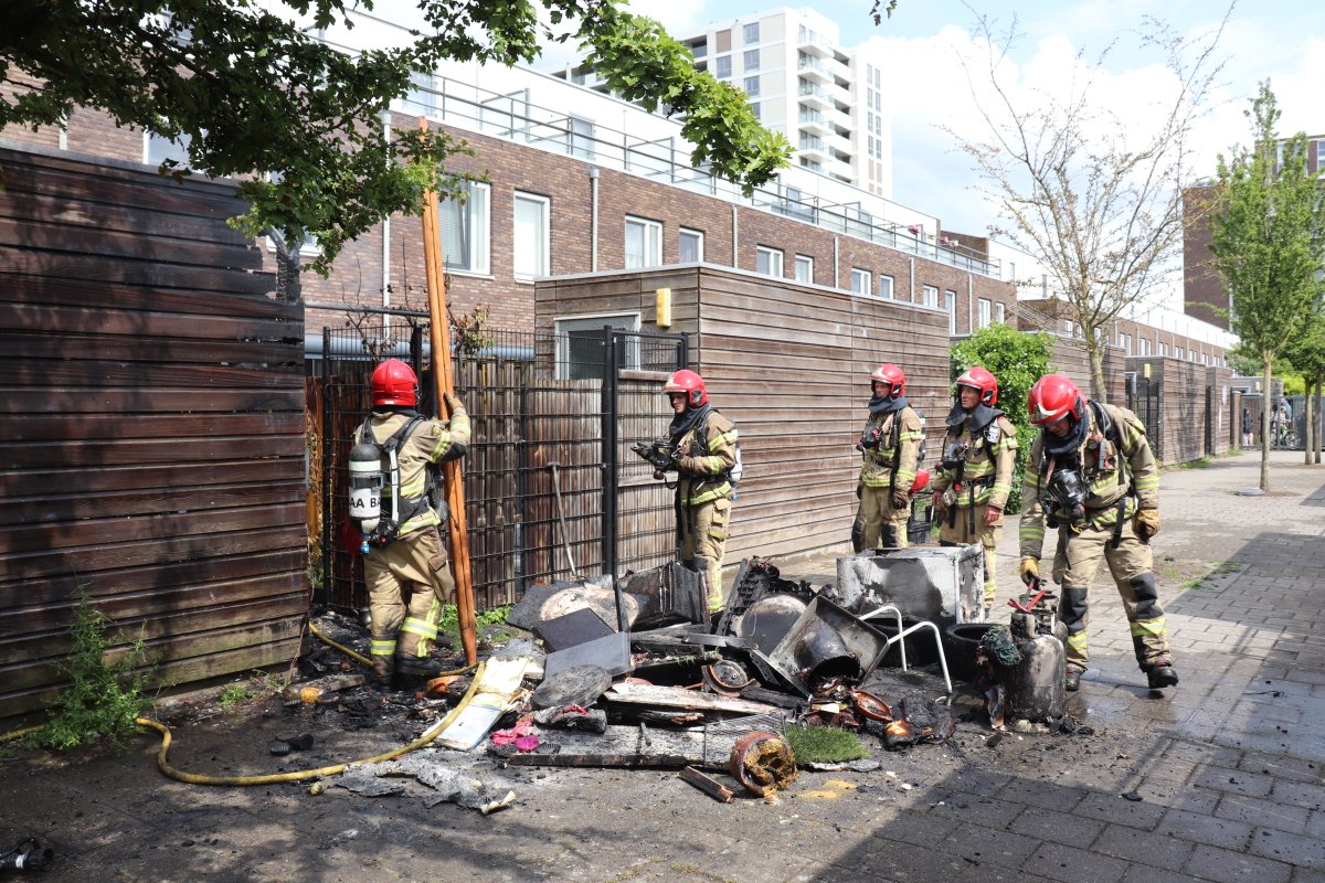 martindamen58's tweet photo. #Vlammen slaan metershoog uit #schuur in achtertuin van woning. De melding bijgebouw kwam om 15.19 uur binnen. #politie en #brandweer tp. 2x #gasflessen veiliggesteld. Oorzaak verm smeulend kooltje van #barbecue. Veel schade. Geen gew #Statenjachtstraat #Amsterdam-Noord #Banne1. https://t.co/Rqn5UY90HO