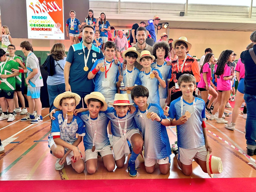 🥉 Los chicos del alevín de fútbol sala han recogido esta mañana la medalla de bronce de la Liga <a href="/DeportesECM/">DeportesECM</a> <a href="/ecatolicmadrid/">Escuelas Católicas Madrid</a> de la mano del internacional español <a href="/17RaulCampos/">Raúl campos</a>

👏🏻 ¡Enhorabuena a todos los alumnos, familias y entrenador!