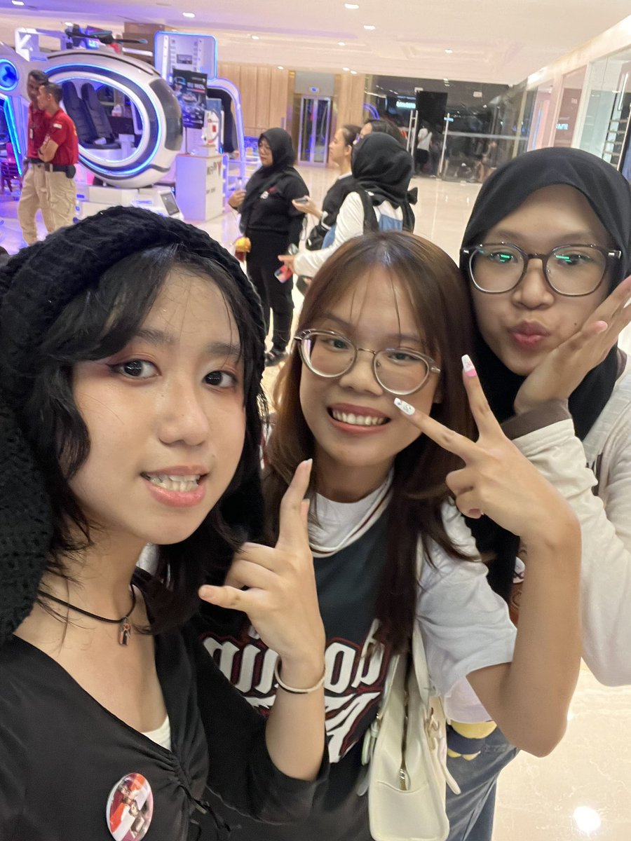 WOW YEY akhirnya ak foto sama han jisung brsm my PRETTYYYYY GIRLLL <a href="/aduhfileks/">beena 🐚</a> 🤓🤓