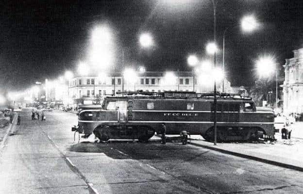 7 Junio 1981
El día que una locomotora sin control quedó varada en plena Alameda. No arrastraba carros y venía a 70 kmxhr desde la Maestranza de San Bernardo. Quedó atravesada en la Alameda