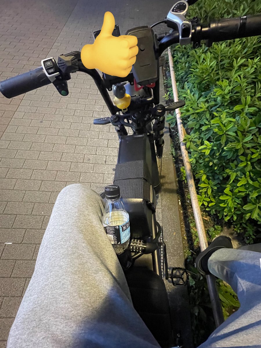 9999wo's tweet photo. キャリア乗っけた真っ赤なM4？クソかっこよかったな、、、
オーナーのご夫婦笑顔で😆👍🏻してくれてほっこり https://t.co/tV4LthYZEi
