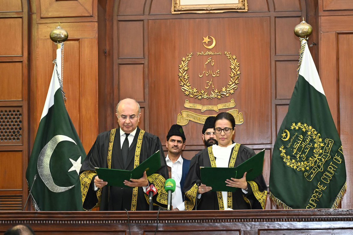 جسٹس عائشہ ملک قائم مقام چیف جسٹس منصور علی شاہ سے حلف لیتے ہوئے
<a href="/TeamS0K/">Shaheens of Kaptaan</a>