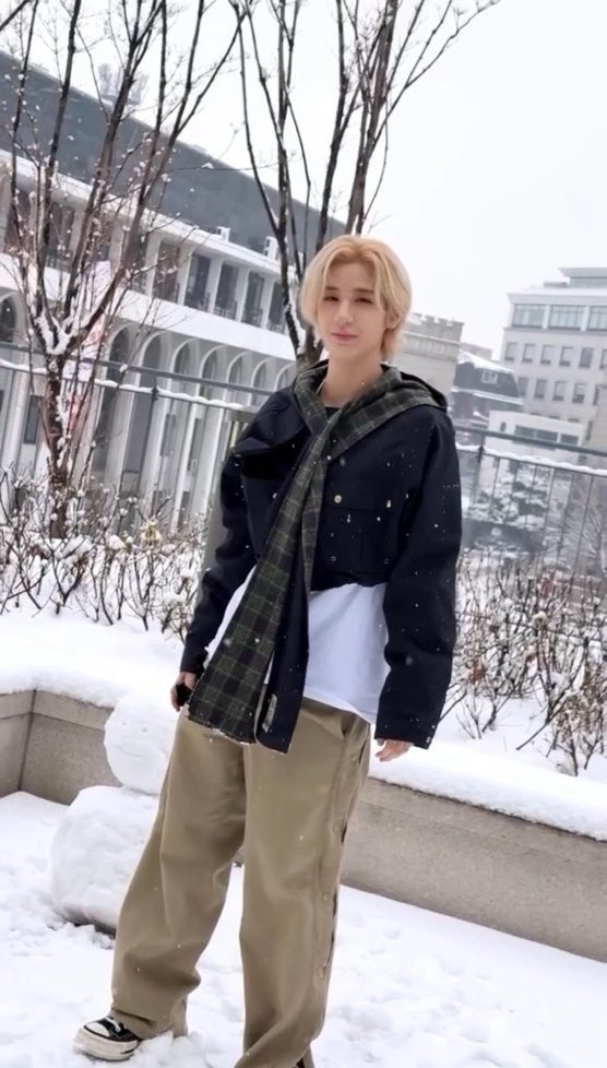 난 이한이 캐해를 못 하겠어 왜냐면 5살 정도?의 얼딩이었다가 갑자기 남자였다가 또 여고딩이었다가.. 덩치는 크면서 애기짓 ㅈㄴ하고 애기인줄 알았더니 생각지 못한 곳까지 챙길 줄 아는 섬세한 사람이라, 분명 가죽가살인데 팬들 앞에서는 가오 다 빼고 히히 ◠ ◠똔개 되는 사람이라.