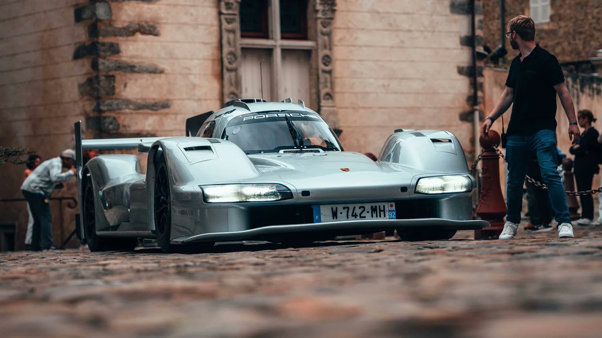 SomeMoreCarz's tweet photo. La 963 RSP est le fruit du travail entre Porsche et Penske. Elle a été nommée d'après son client Roger S. Penske. Basée sur la 963 de piste, elle est habillée d'un sublime intérieur en cuir et motorisée par un V8 inspiré de la 918 Spyder, deux turbos en plus. https://t.co/dyL3HNoCak