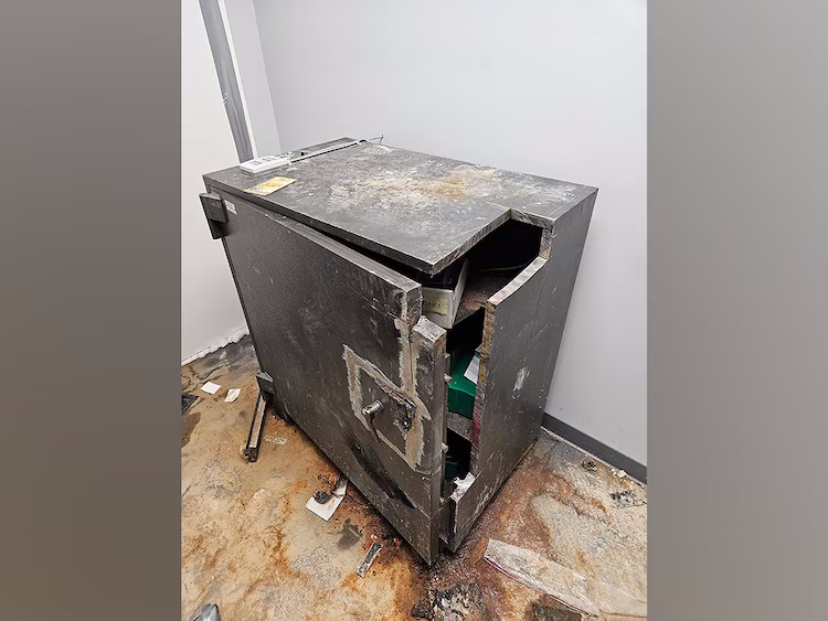 BandEAtoZ's tweet photo. #Safecracking #Yeggs make off with $1.3mil in fine jewelry during #safeheist 
#crimescene #truecrime #truecrimecommunity #heist #safeengineer #safetechnician #safetech #safecracker #safecrackers #yegg #chicagoland #chicagocrime #southbarrington https://t.co/RbVGiSeFV7