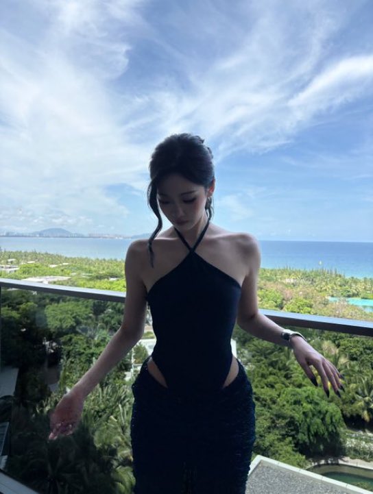 needsometeaa's tweet photo. Her shoulder omg https://t.co/NgkHOJoZMD