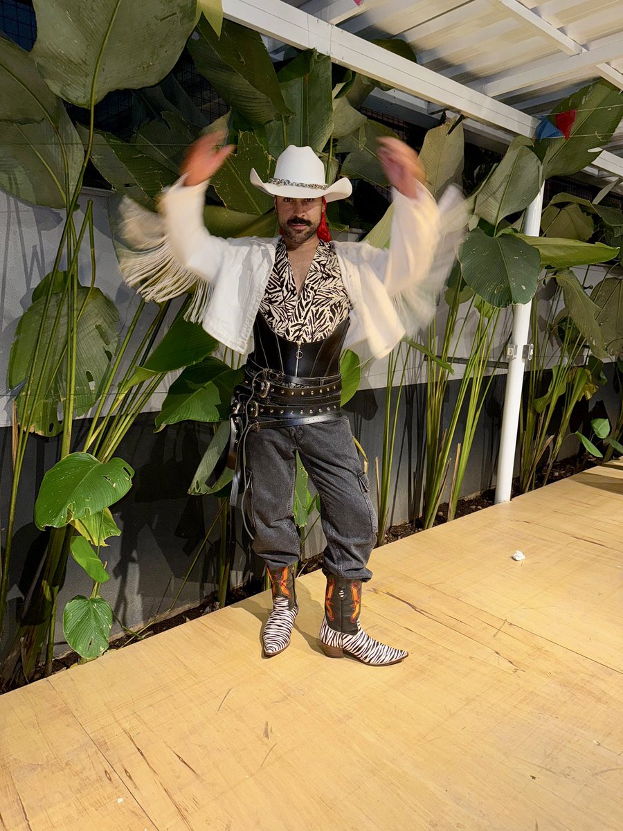 Meu look pra festa junina da firma, todo mundo falando “bem Cowboy Carter” me fazendo lembrar que não vou ver esse show ao vivo também 😭😭😭