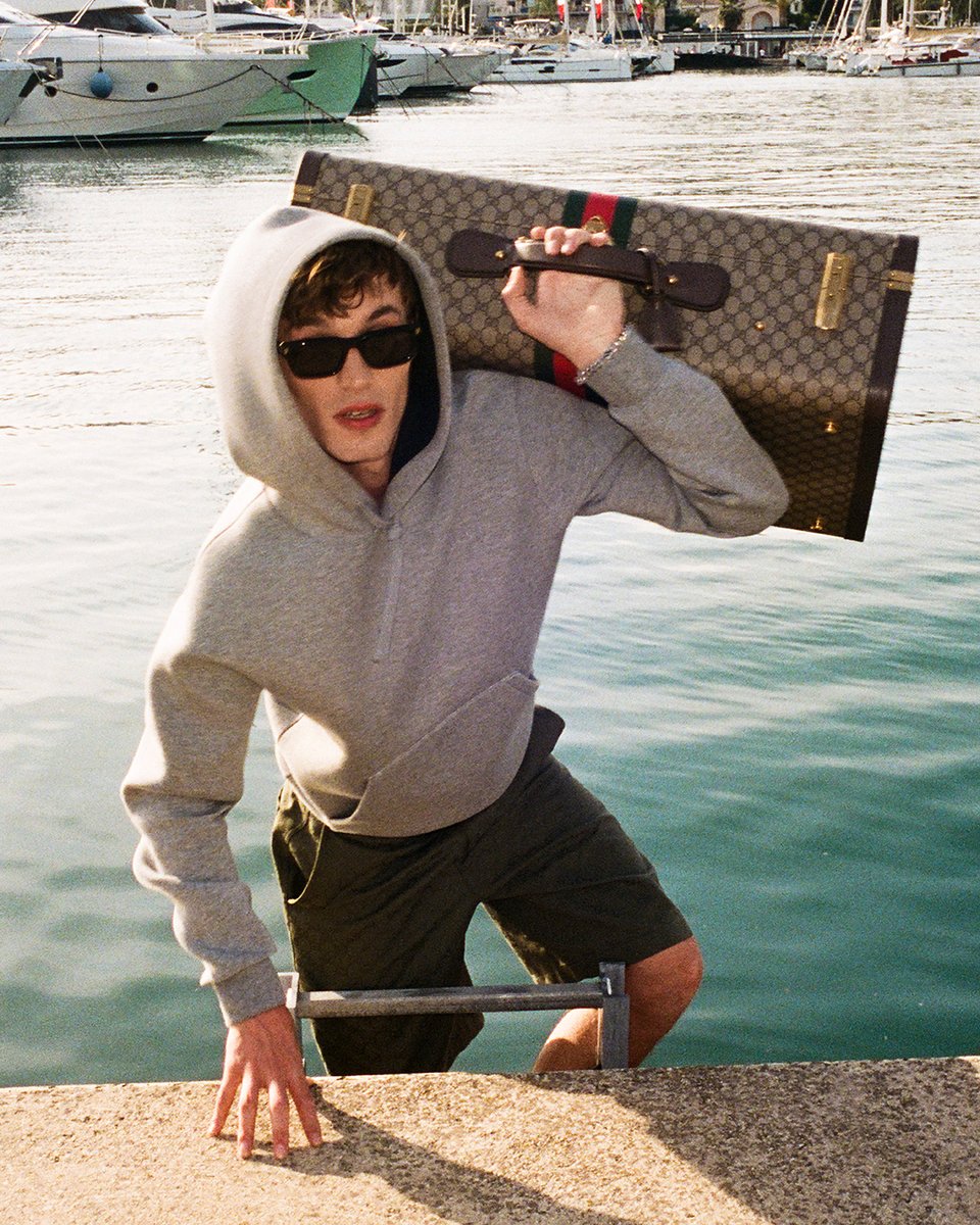 gucci's tweet photo. With styles from the Gucci Savoy collection in hand, #KitButler takes Cannes in the House’s campaign celebrating signature and new GG Monogram pieces.
Discover more https://t.co/Lb2RAQyTHz
#GucciValigeria https://t.co/yObwxdBYpl