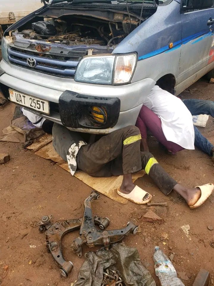 MawulaJames's tweet photo. When you take your car to Kiseka to fix side mirrors 😅😂 https://t.co/83ZphOF3zt
