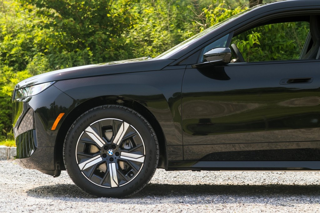 RallyeBMW's tweet photo. The new age of iX.
The ultimate all-electric SUV arrives, new and improved for model year 2026. With a redesigned exterior, cutting-edge technology, and incredible versatility, the iX strikes the perfect balance of elegance and convenience. https://t.co/5qBTyZ14I3