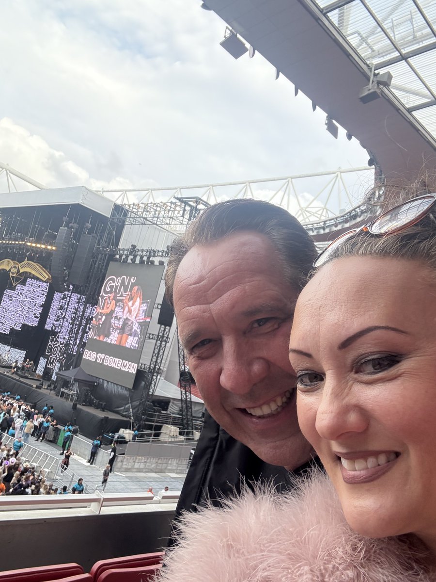 FrankieSk8's tweet photo. Banging!!! @robbiewilliams https://t.co/bGKb3fhpVa