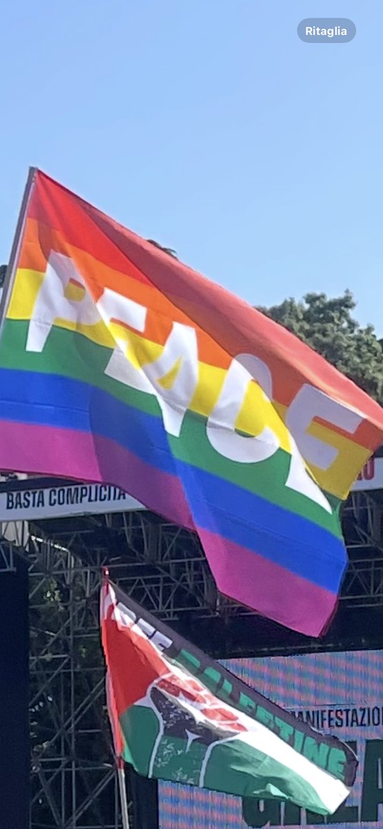 Oggi a Roma. Piazza San Giovanni diventa Piazza Umanità ♥️🕊️🌈la guerra non deve essere una possibilità. Il dolore degli altri non è accettabile. ☮️ Pace. Costruiamo la Pace. La pace è come il sorriso :e’ Rivoluzionaria ♥️♥️♥️♥️♥️♥️♥️♥️♥️