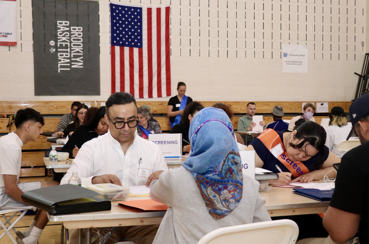 CUNYCitizenship's tweet image. Here we are in Brooklyn, ready to help permanent residents apply for U.S. citizenship! 🇺🇲