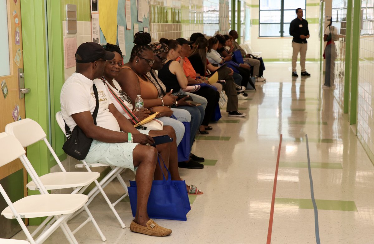 CUNYCitizenship's tweet image. Here we are in Brooklyn, ready to help permanent residents apply for U.S. citizenship! 🇺🇲