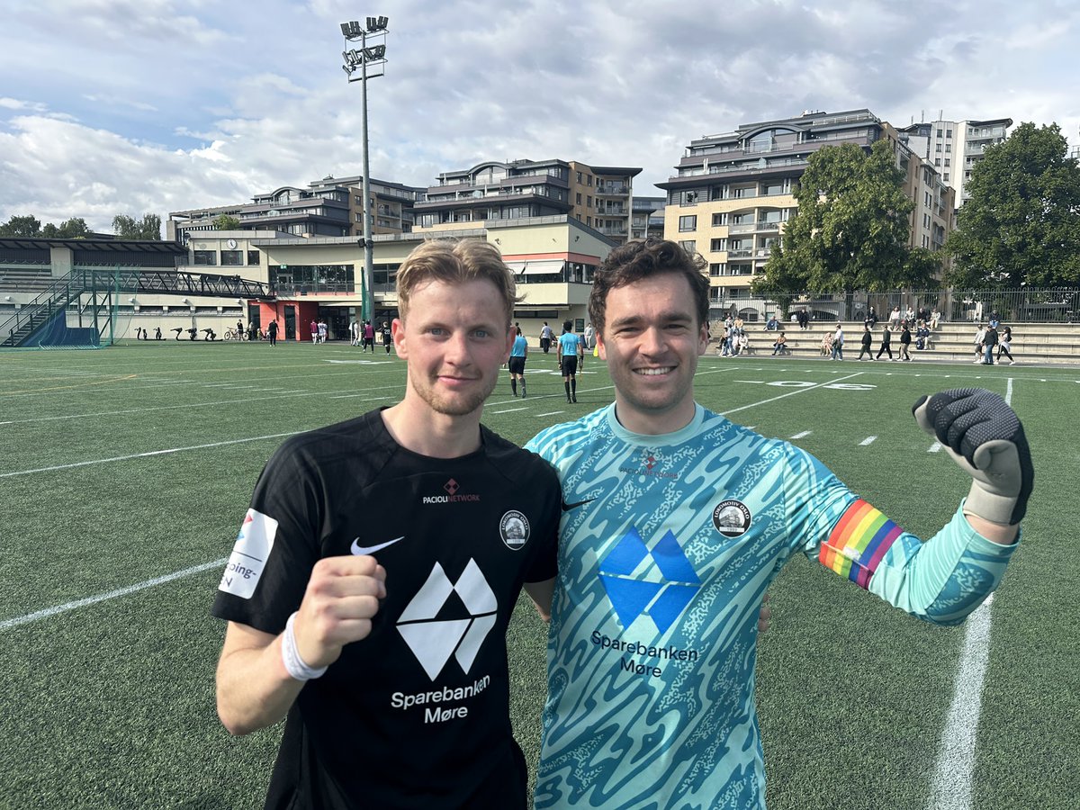 LOKET SNUDDE TIL SIGER MOT FLINT 🙌⚽️🤩

Loket kom tidleg under 0-1 mot Flint, men Sondre Nordgaard Meløe utlikner til 1-1 på straffespark før pause. Etter pause redder Sivert Pieroth straffespark før Sondre smeller inn 2-1 like før slutt. Dermed 3 deilige poeng til Loket.