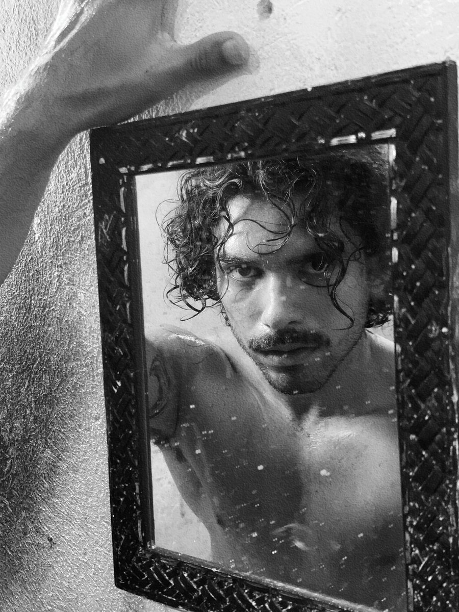 alissonfreyr's tweet photo. eu olhei pro espelho sujo e pensei: “que luz boa, preciso registrar cmg no reflexo” https://t.co/qw495X3yHv