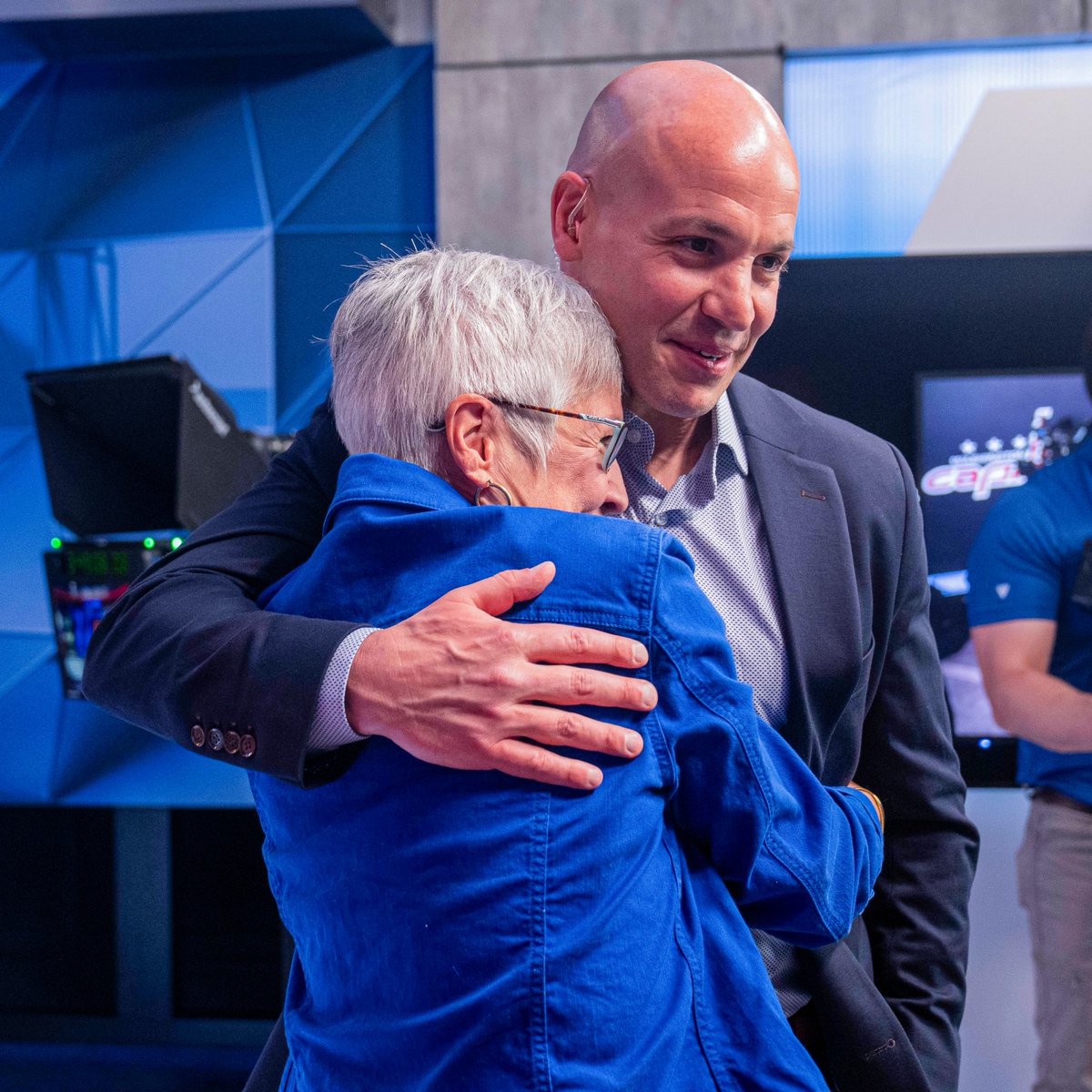 Capitals's tweet photo. It takes a village to be successful in this profession and the Carbs clan was out in full support!

Check out the extended cut of his surprise reveal receiving the 2024-25 Jack Adams Award ⬇️