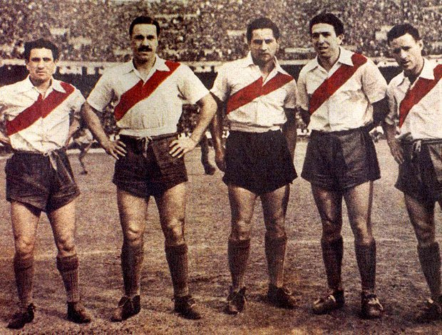 Hace 83 años, El Gráfico 🗞️ retrataba a la delantera de River⬜️🟥⬜️ como La Máquina. Venía de brindar un recital ante Chacarita (6-2). Muñoz, Moreno, Pedernera, Labruna y Loustau. Trascendieron a un club y a un país. Se convirtieron en insignia del fútbol mundial. RESPETO ETERNO.