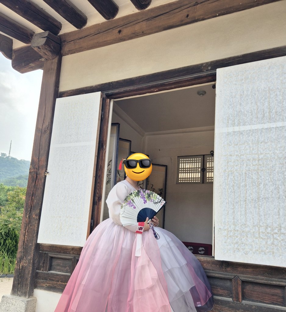 꽃손님들과 충무로 한옥마을 나들이~ 날이 무지 더웠지만 오늘이 마지막으로 껴입을수 있는 날이라 생각하며 버팀(?) 해가 좋으면 괴롭지만 사진이 예뻐서 좋아... 🥹👍 
❣️다래원 댕기
❣️마법사지망생님 비녀
❣️꽃서울 갈래치마+매화덧치마