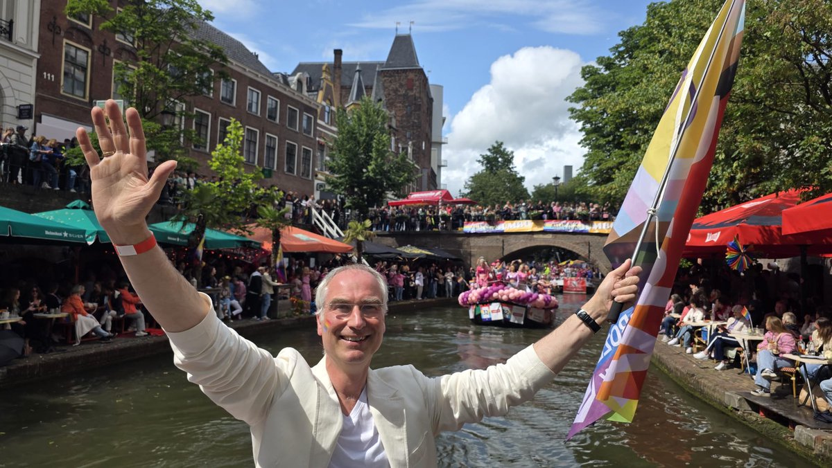 🌈Vandaag is het #Pride in #Utrecht!!🌈

Natuurlijk is het Roze Netwerk ook weer van de partij. ✊🏼❤️🌈
Kijk, onze voorzitter Egbert shinen. 🌟🌟

<a href="/UtrechtPride/">Utrecht Pride</a>
<a href="/vries_egbert/">Egbert de Vries</a>