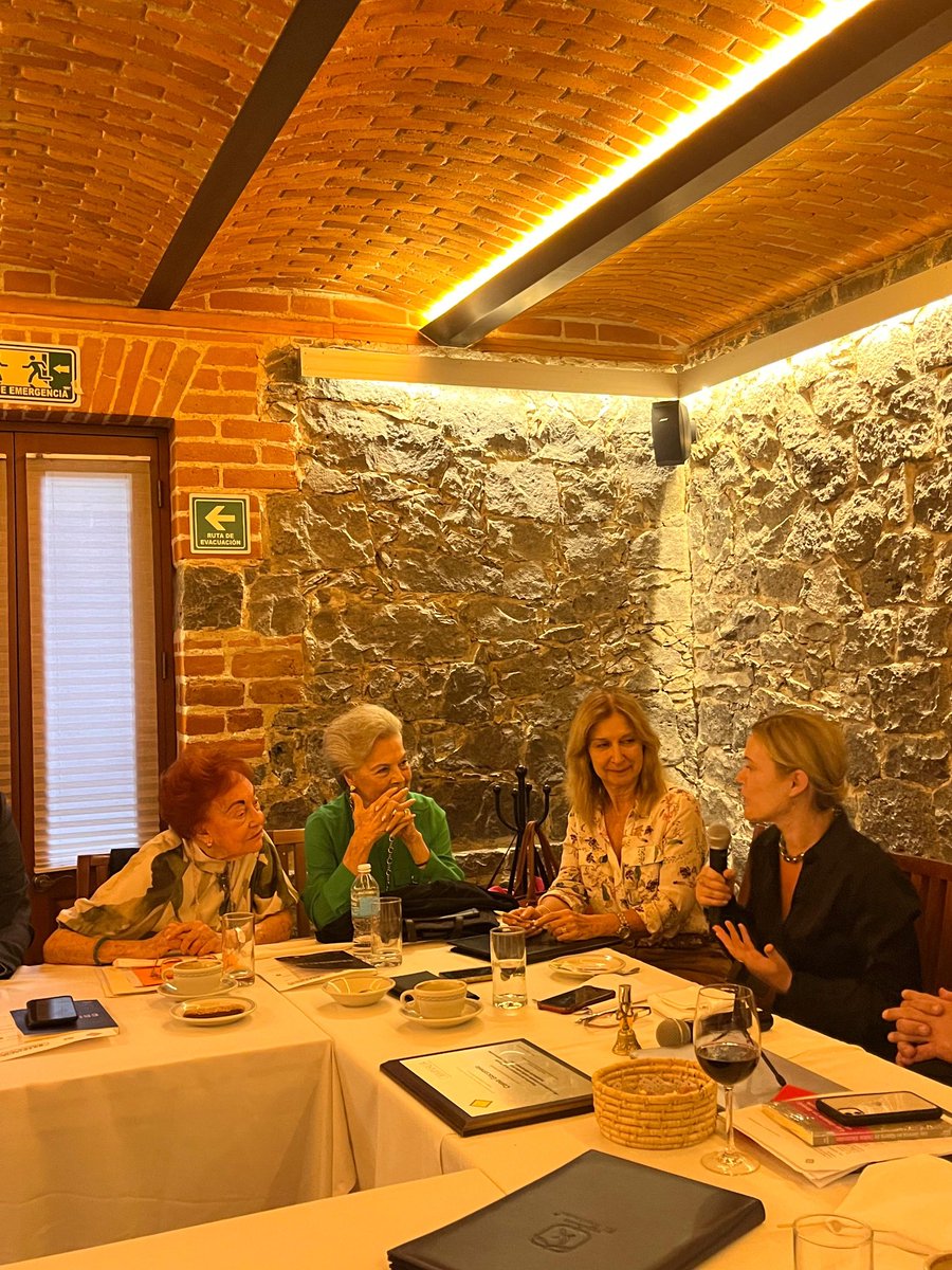 De izquierda a derecha: Victoria Adato, Olga Islas y Alicia Azzolini, académicas de esta sociedad científica, escuchan a a Corina Giacomello ( ⁦<a href="/IIJ_UNACH/">IIJ-UNACH</a>⁩ ), Consejera Editorial de #Criminalia, en el marco de su exposición relativa a niñas, niños, adolescentes y  prisión: