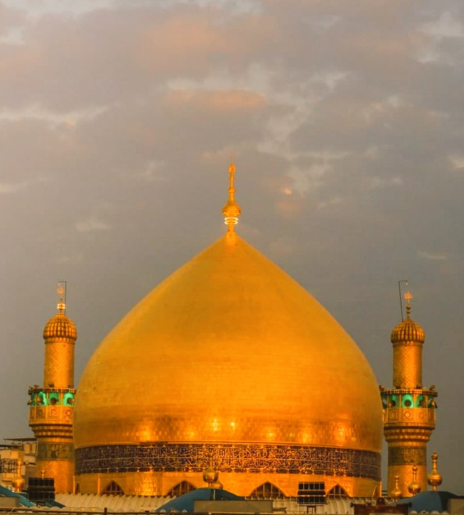 به نخ نمایی پیراهنش نگاه مکن؛
ستون اصلیِ عالم نخ عبایِ علی است❤️