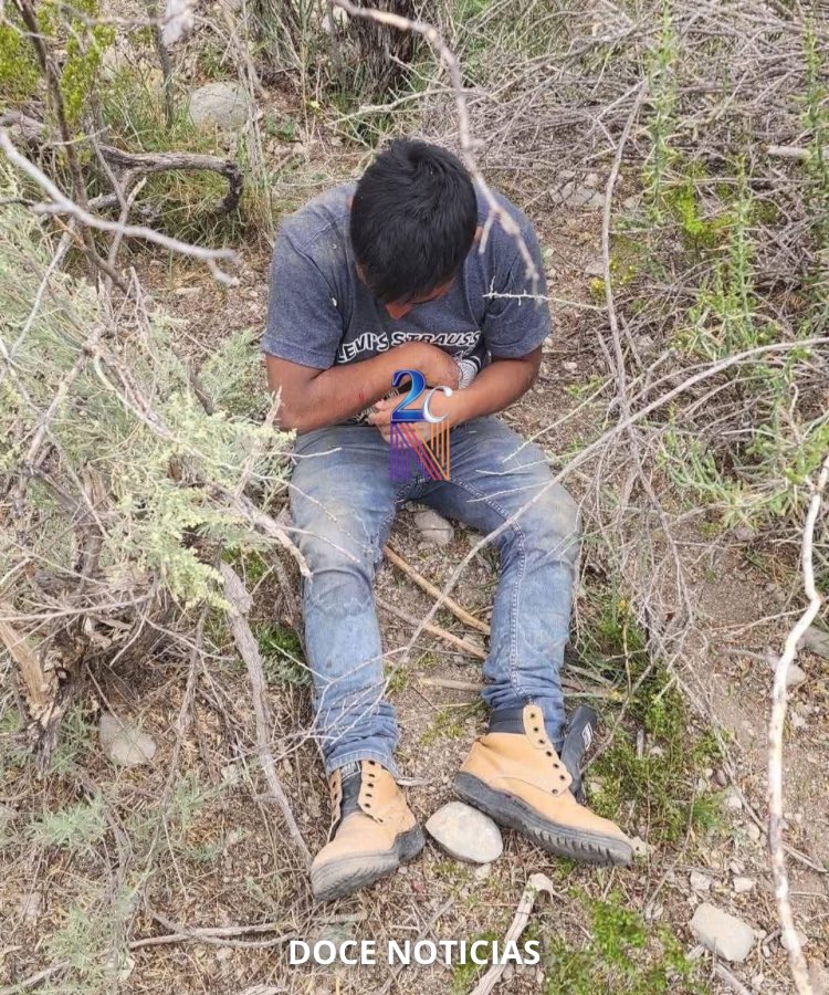 2CNews_'s tweet photo. Rescatan a migrante chiapaneco en semidesierto de Texas

Texas.- Un migrante originario de #Chiapas fue rescatado con v1d4 en una zona semidesértica del condado de Terrell, Texas, tras extraviarse luego de que sus compañeros fueran detenidos.

Un ranchero local alertó a las autoridades al notar movimientos extraños en su propiedad. Agentes del Sheriff y de la Patrulla Fronteriza lograron ubicar al hombre, quien estaba deshidratado y exhausto, pero fuera de peligro.

El migrante fue atendido por personal médico y quedó bajo custodia de autoridades migratorias, donde recibirá asistencia humanitaria mientras se define su situación.

#Chiapas #Noticia #Nacional