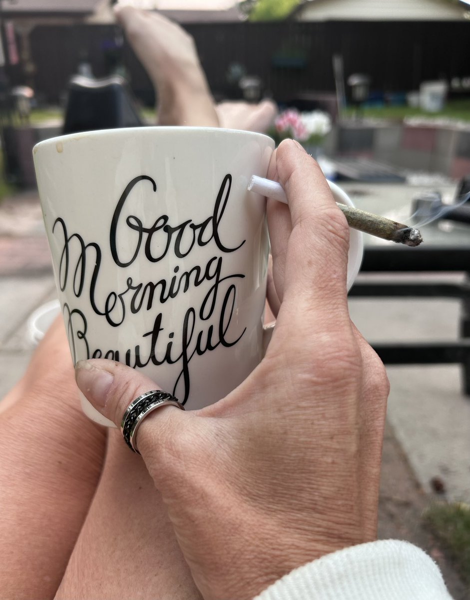 Good friggin mornin Beautifuls👋🥰 #StonerFam #CannaLand #CannabisCommunity #Mmemberville🤟💚 #SaturdayMorning #Everyone #GirlGrower #SlowAwakenings #WishYouWereHere #BeTheCalm #ImaMakeYouSmile🥰