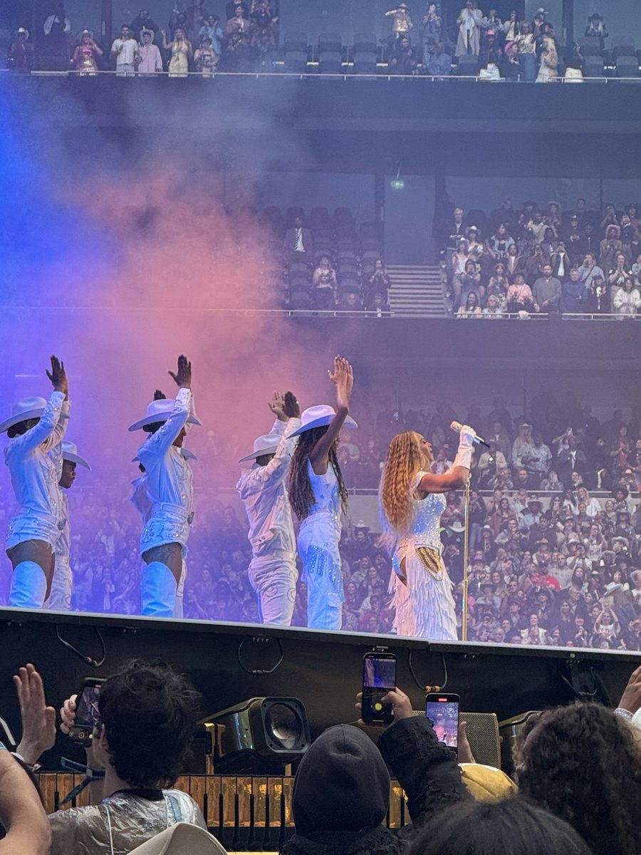 linseeselin's tweet photo. Beyonce Londra konseri\kovboy https://t.co/qr1Ocd9het