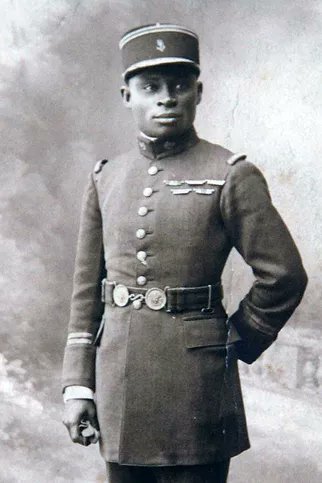 Comme chaque 7 juin, je me permets de ramener à notre souvenir l'histoire d'un grand soldat peu connu, honneur au capitaine Charles N'Tchoréré. Né à Libreville (actuel Gabon), engagé très tôt avec les tirailleurs Sénégalais, il finira à la tête de la 5e compagnie du 53e régiment