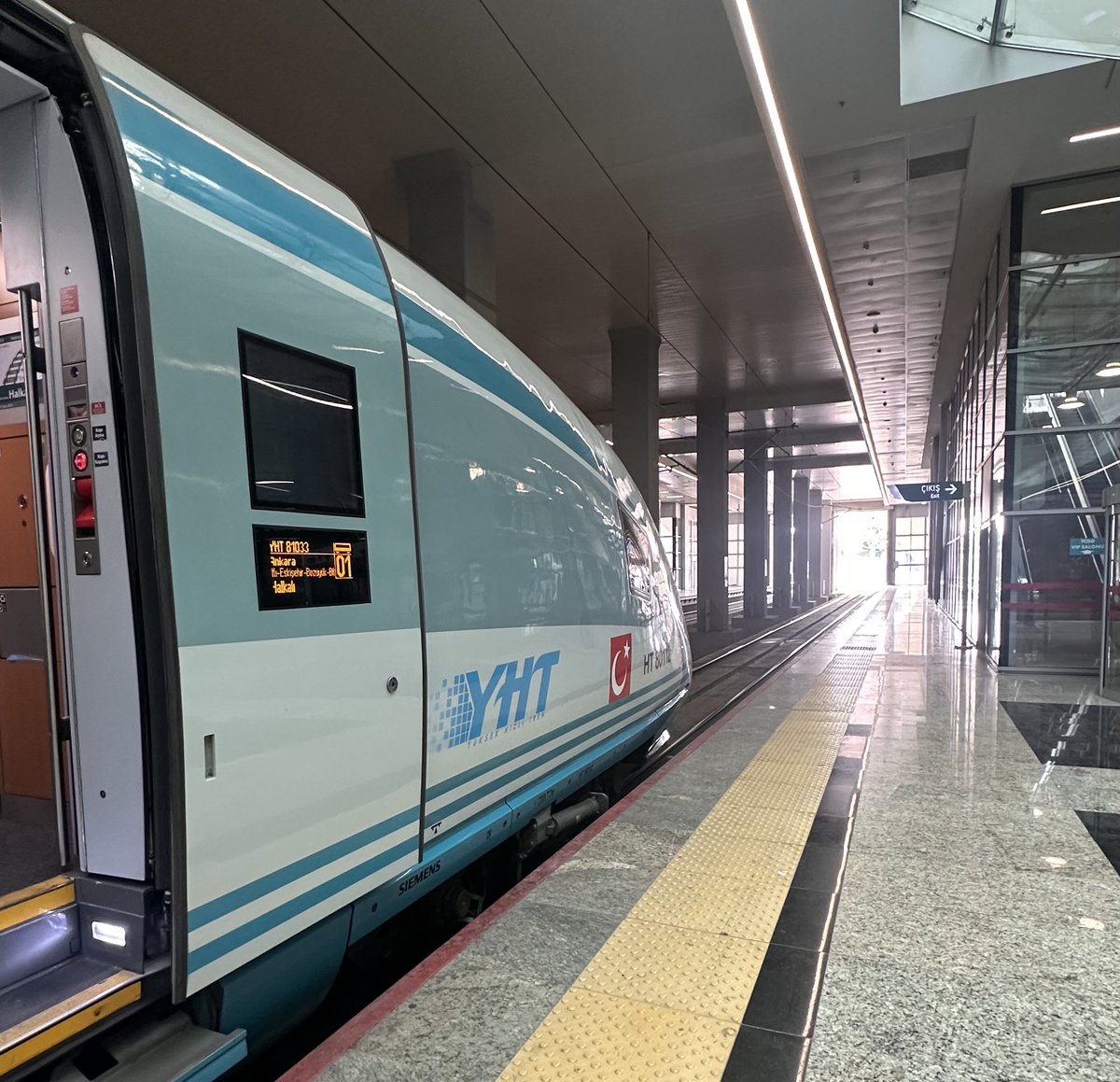 seyit_sahinkaya's tweet photo. 🚦🚄🚃🚃🚃🚃🚃🚃🚃🚃>>>
#machinist #machinistlife #traincaptain 👨‍✈️ #highspeedtrain 🚄 #siemensvelaro #travel #ankara #istanbul #withoutcoffee ☕️ #kurbanbayramı2025 #keeptomemories #seyitsahinkaya https://t.co/ABqcLEOBMK